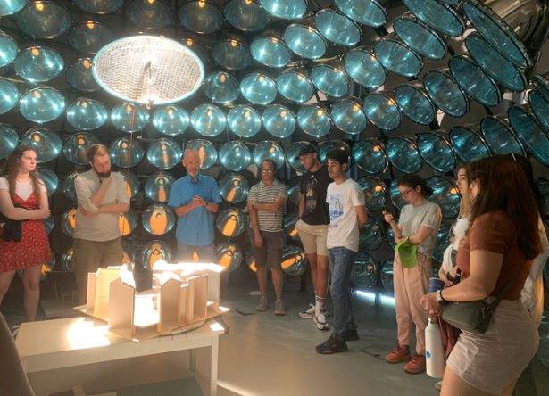 Teilnehmer_innen und Gregor Radinger unter dem künstlichen Himmel des Lichtlabors