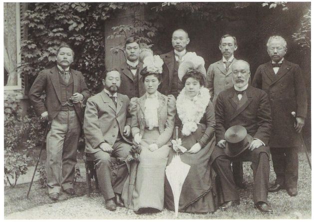 Black and white picture of a group of elegantly dressed men and women in 1899
