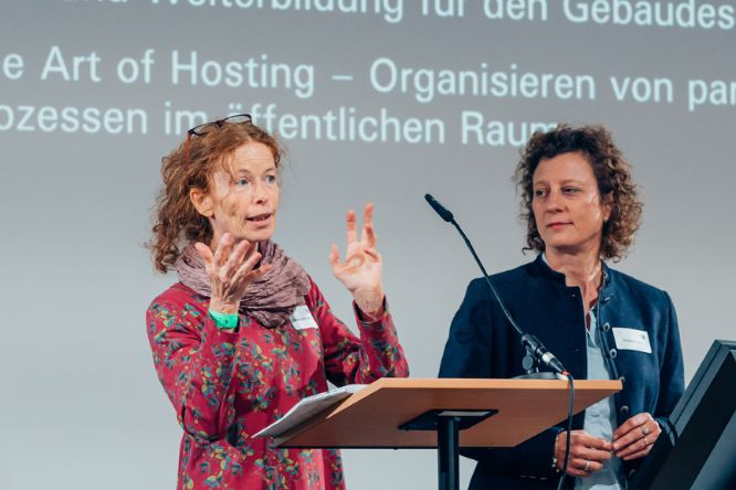 Christine Rottenbacher und Stefanier Kotrba präsentieren die Ergebnisse de Workshops. 