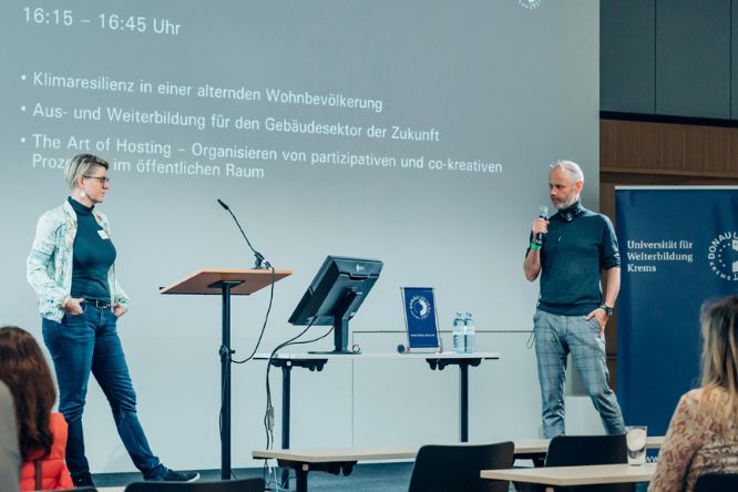 Christina Ipser und Gregor Radinger präsentieren die Ergebnisse ihres Workshops.