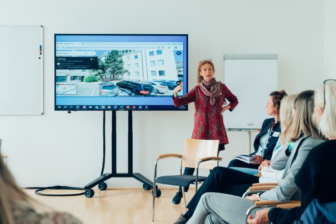 Christine Rottenbacher erklärt Grundlagen des Workshops.