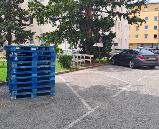 blaue Paletten gestapelt