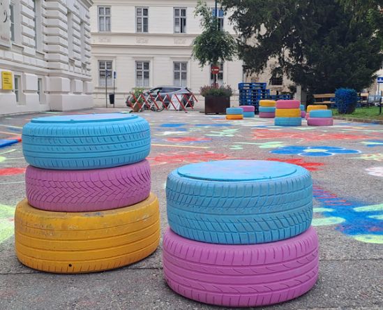 bunte Sitzgelegenheiten aus alten Reifen