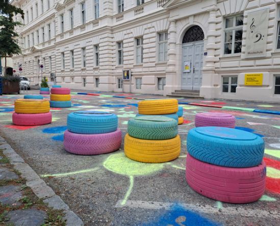 bunte Sitzgelegenheiten aus alten Reifen