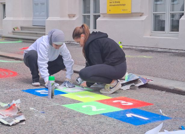 Schüler_innen bei der Malaktion