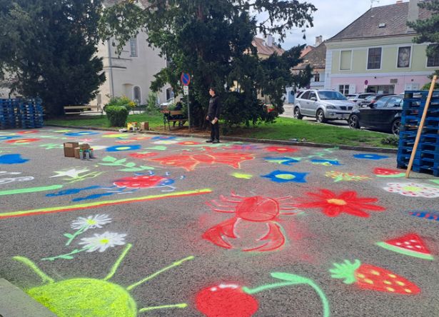 Straßenfläche mit Kunstwerken