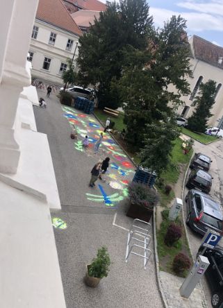Hafnerplatz mit Kunstwerken von oben fotografiert