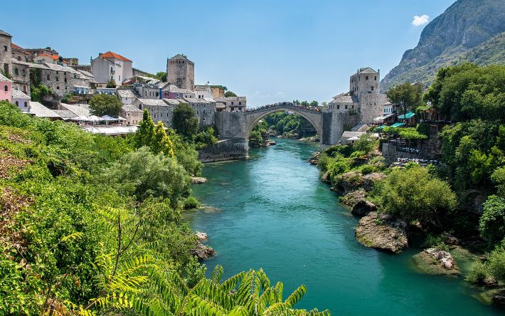 Frontalansicht der Brücke in Mostar bei Sonnenschein