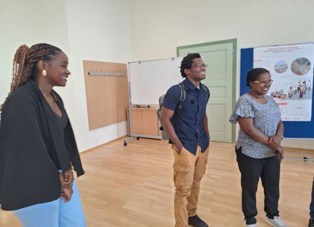 3 lachende Personen in Seminarraum