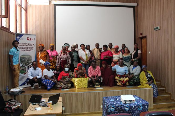 Gruppenbild mit vielen bunt gekleideten afrikanischen Frauen vor Weißer Beamerwand