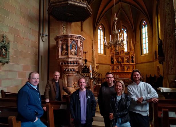 Altarraum in Kirche im Burgenland mit Teilnehmer_innen-Gruppe 