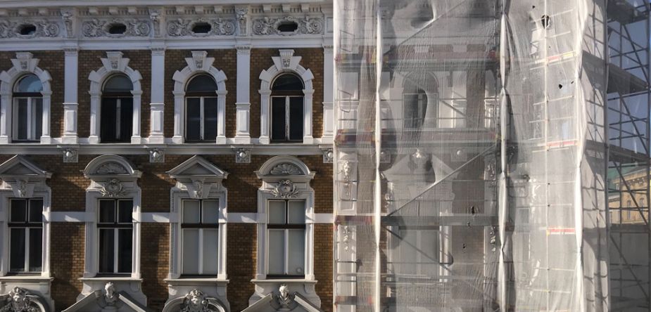 Gründerzeithaus mit Baustelle