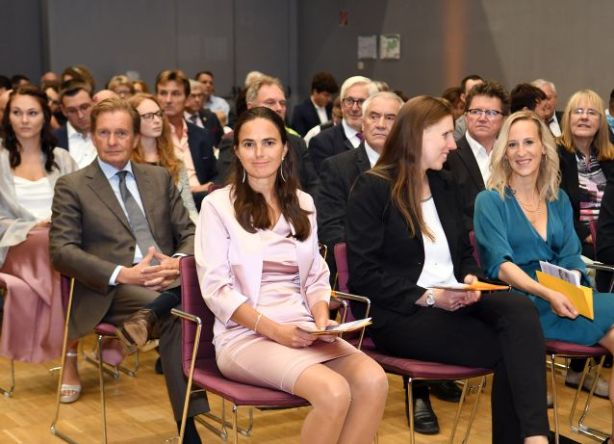 Gäste sitzend im Audi Max