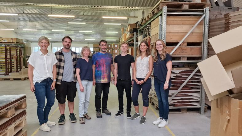 Das CosTechPlay Projektteam in der SFK Tischlerei. Von links nach rechts: Claudia Haslinger, Constantin Kraus, Hannelore Hollinetz, Martin Hollinetz, Simon Wimmer, Natalie Denk, Martina Huemer-Fistelberger