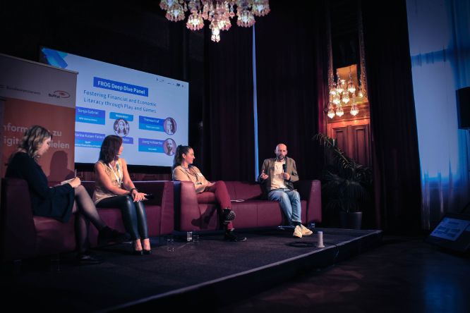 Podiumsdiskussion mit Moderatorin Laura Peter, Sonja Gabriel, Karina Kaiser-Fallent, Jörg Hostätter