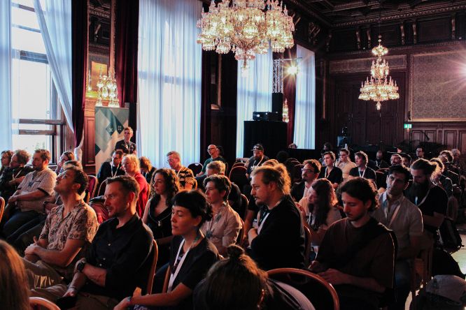 Konferenzsaal mit Publikum