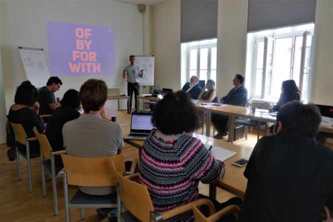 Matthias Henkel präsentiert Studierenden und Studien-Interessenten "Audience Development" 