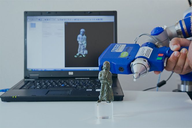 Scannen einer Bronzestatuette mit Faro-Laser und PC im Hintergrund