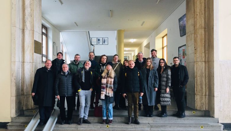Die Gruppe der Workshopteilnehmer_Innen im Gebäude der Fakultät für Architektur und Design der STU in Bratislava 