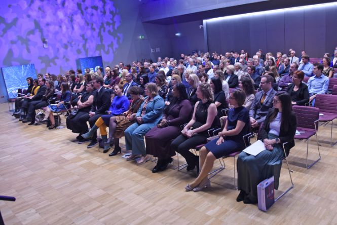 Absolvent_innen und Festgäste im Audimax