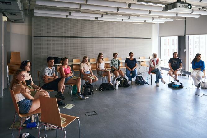 Workshop-Teilnehmer*innen im Sesselkreis sitzend