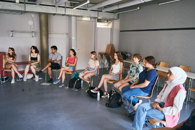 Workshop-Teilnehmer*innen im Sesselkreis sitzend