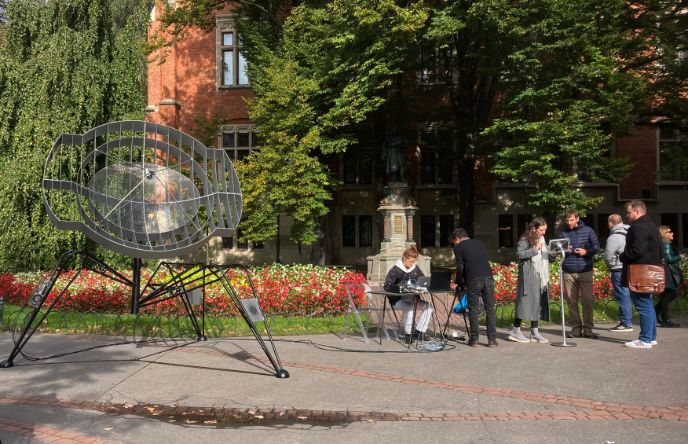 „Outer Space Transmitter“ der Künstlerin Mona Schulzek Halt im polnischen Krakau