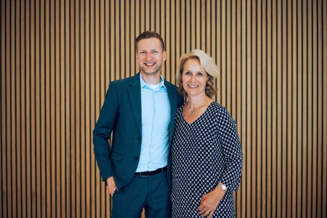 Am Tag der Graduierung am Campus Krems: Nobert Wiederer und Stephanie Marberger-Strauss