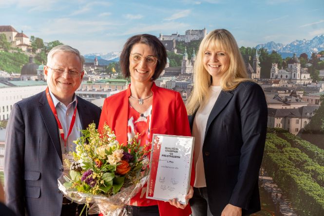 Anita Stelzhammer mit Urkunde