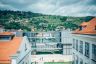 Blick auf den Campus Krems und die Weinberge