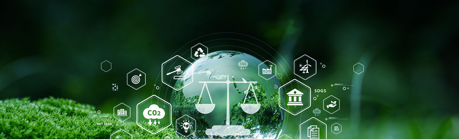 SDGs und Waage vor Weltkugel mit Icons zu Umwelt und Nachhaltigkeit auf Moos