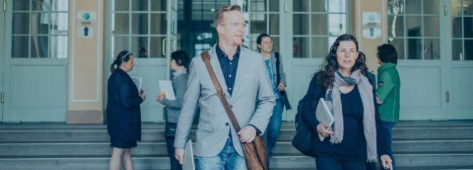 People at the main entrance at the University for Continuing Education Krems