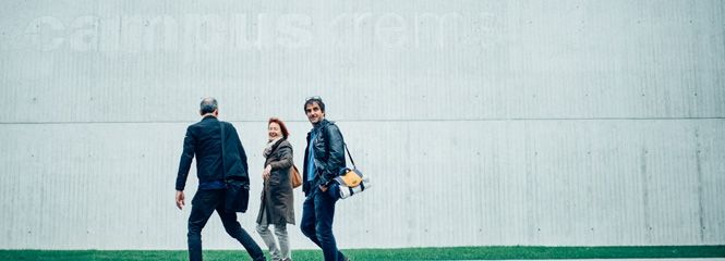 Students in front of the Audimax at the University for Continuing Education Krems