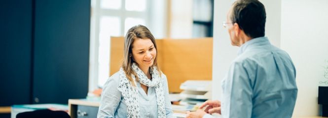 Mitarbeiterin mit Studierendem im Servicecenter für Studierende