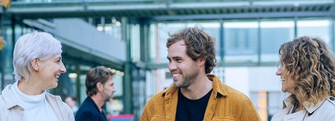 Studierende unterhalten sich am Campus