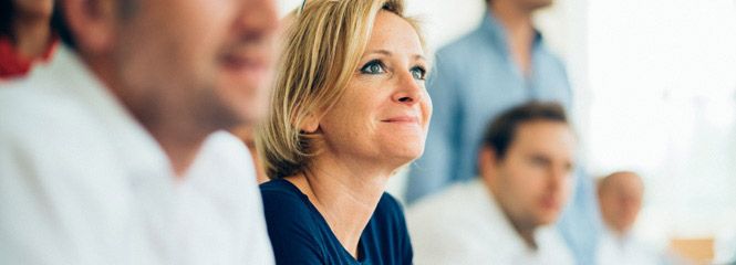 Studieninteressierte hören dem Vortragenden zu