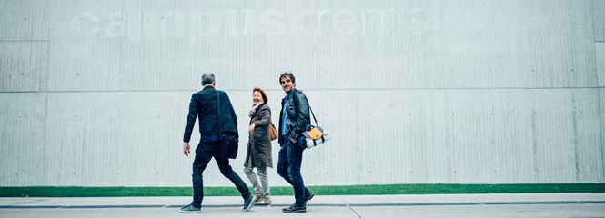 Studierende vor dem Audimax am Campus der Universität für Weiterbildung Krems