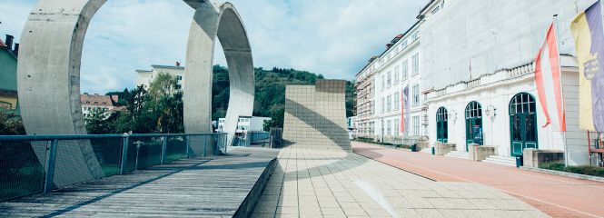 "LOOPs" – Kunst im öffentlichen Raum beim Haupteingang des Altbaus