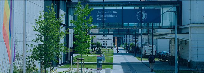 Blick auf die Campus Promenade mit Blick auf den Infopoint
