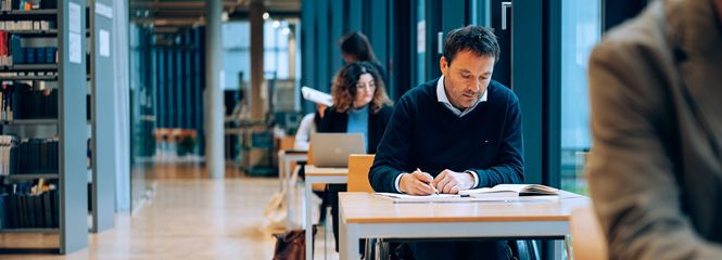 Studierende beim Lernen in der Universitätsbibliothek