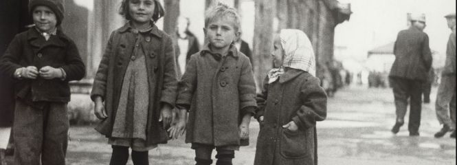 Schwarzweissfotografie von Kindern aus der Zeit zwischen 1938 und 1955