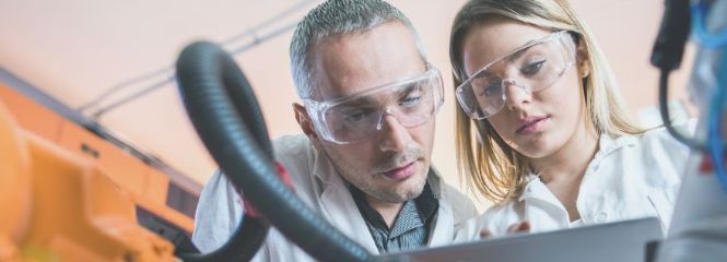 Imagebild des Weiterbildungsprogramms: Mann und Frau in wissenschaftlicher Kleidung blicken auf ein Tablet