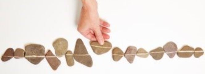 Imagebild des Weiterbildungsprogramms: farbige Stühle