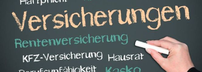 Eine Kreidetafel mit Schlagworten rund um Versicherungen