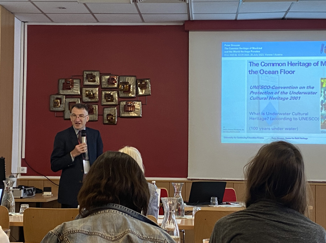 Peter Strasser beim Vortrag vor Publikum