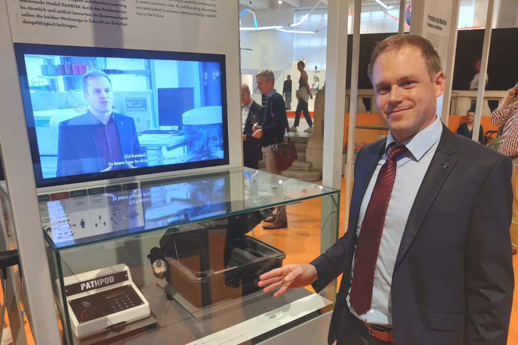 Matthias Pilecky vor seinem Gerät