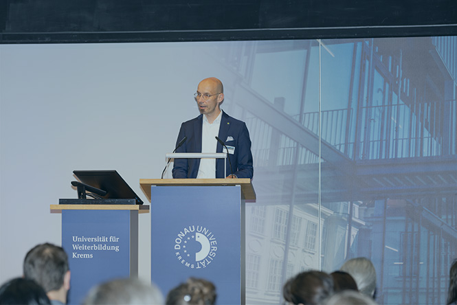 Mag. Armin Laussegger, MAS richtet Begrüßungsworte an die Teilnehmer_innen der Tagung