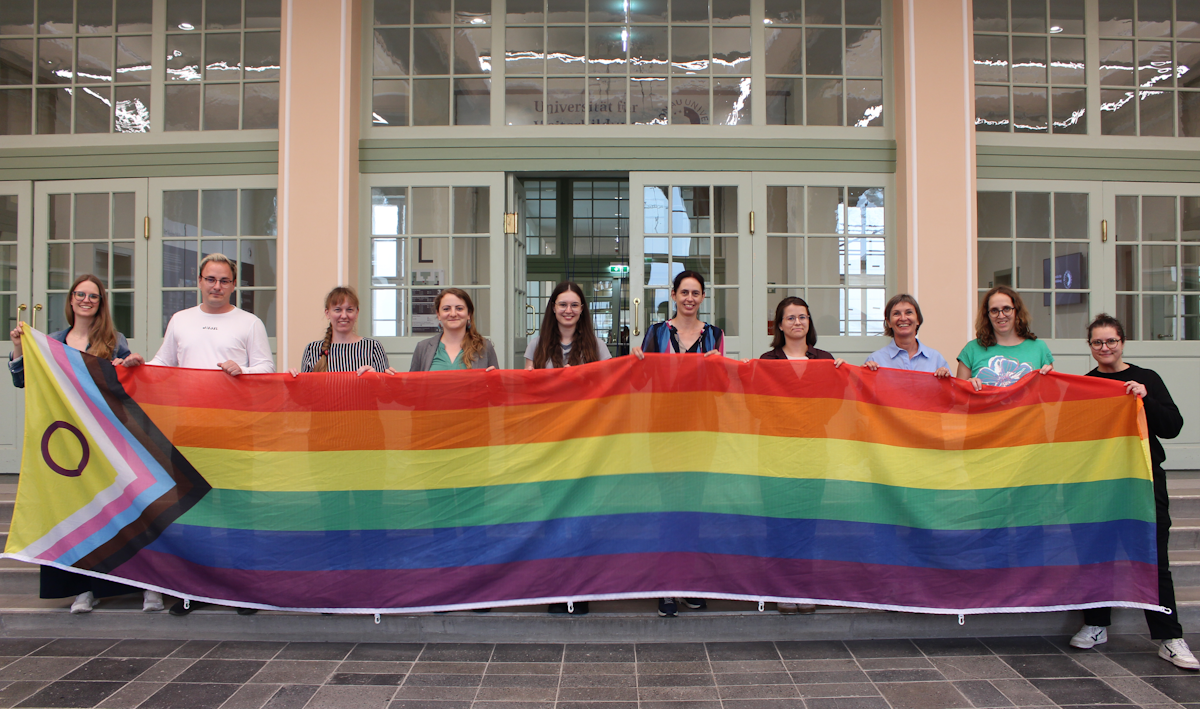 © UWK Hissen der Regenbogenfahne