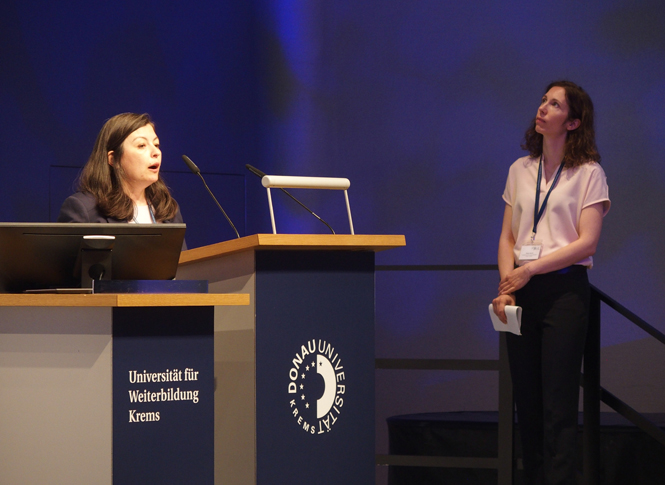 Filiz Keser Aschenberger spricht zum Publikum