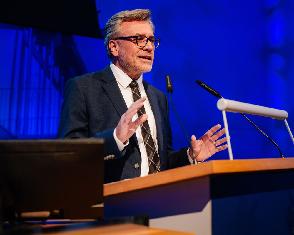 Departmentleiter Rupert Ledl begrüßt das Publikum